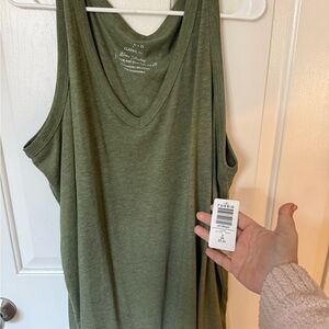 Torrid Women's Green V-Neck Tank Top. Size 3. WITH TAGS!